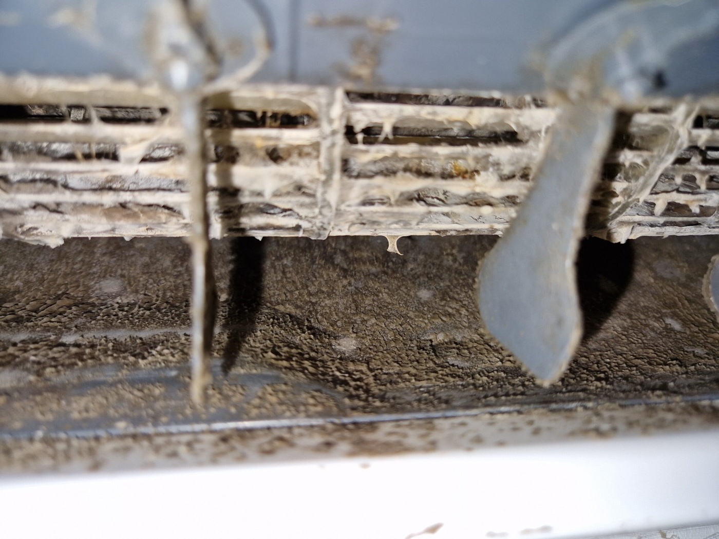 Klíma beltéri egység tisztítás előtt, poros állapotban
